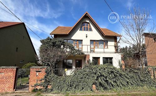 MAĎARSKO - ENCS 5 IZBOVÝ POSCHODOVÝ DOM SO ZÁHRADOU