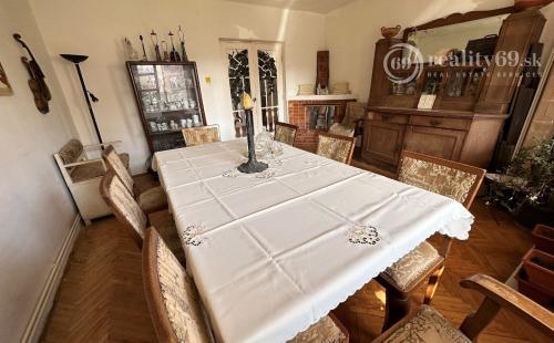 MAĎARSKO - ENCS 5 IZBOVÝ POSCHODOVÝ DOM SO ZÁHRADOU