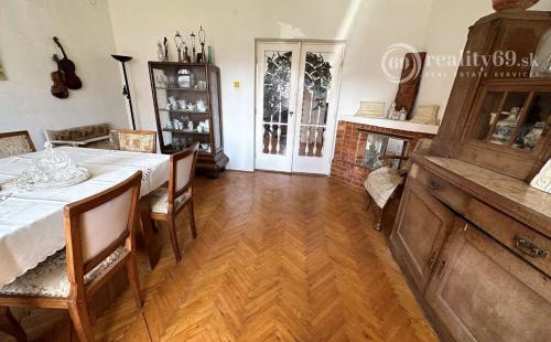 MAĎARSKO - ENCS 5 IZBOVÝ POSCHODOVÝ DOM SO ZÁHRADOU