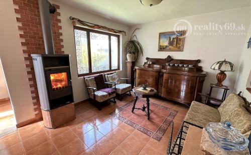 MAĎARSKO - ENCS 5 IZBOVÝ POSCHODOVÝ DOM SO ZÁHRADOU