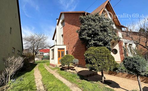 MAĎARSKO - ENCS 5 IZBOVÝ POSCHODOVÝ DOM SO ZÁHRADOU