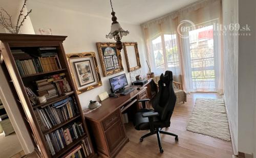 MAĎARSKO - ENCS 5 IZBOVÝ POSCHODOVÝ DOM SO ZÁHRADOU