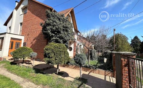 MAĎARSKO - ENCS 5 IZBOVÝ POSCHODOVÝ DOM SO ZÁHRADOU