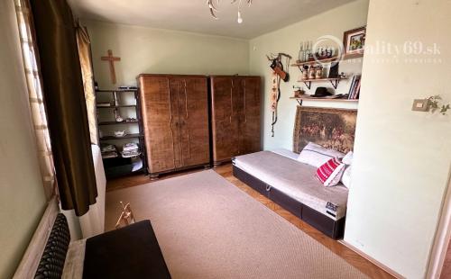 MAĎARSKO - ENCS 5 IZBOVÝ POSCHODOVÝ DOM SO ZÁHRADOU