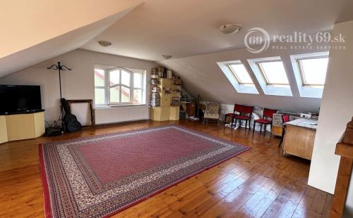 MAĎARSKO - ENCS 5 IZBOVÝ POSCHODOVÝ DOM SO ZÁHRADOU