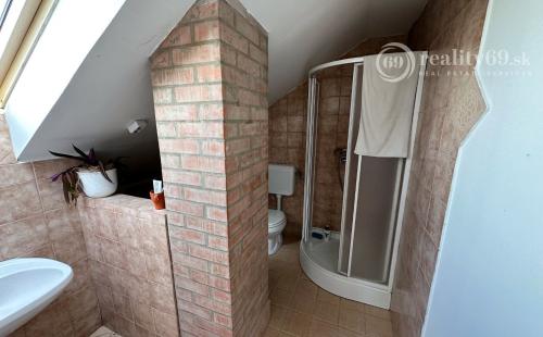 MAĎARSKO - ENCS 5 IZBOVÝ POSCHODOVÝ DOM SO ZÁHRADOU