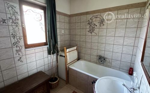 MAĎARSKO - ENCS 5 IZBOVÝ POSCHODOVÝ DOM SO ZÁHRADOU