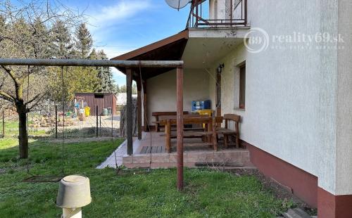 MAĎARSKO - ENCS 5 IZBOVÝ POSCHODOVÝ DOM SO ZÁHRADOU