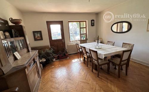 MAĎARSKO - ENCS 5 IZBOVÝ POSCHODOVÝ DOM SO ZÁHRADOU