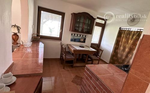 MAĎARSKO - ENCS 5 IZBOVÝ POSCHODOVÝ DOM SO ZÁHRADOU