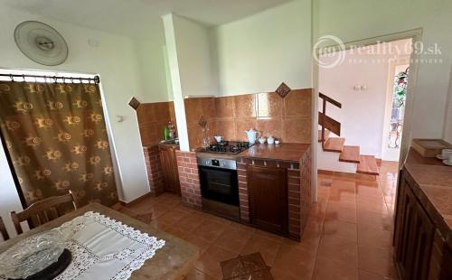 MAĎARSKO - ENCS 5 IZBOVÝ POSCHODOVÝ DOM SO ZÁHRADOU