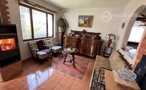 MAĎARSKO - ENCS 5 IZBOVÝ POSCHODOVÝ DOM SO ZÁHRADOU