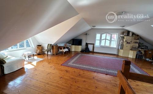 MAĎARSKO - ENCS 5 IZBOVÝ POSCHODOVÝ DOM SO ZÁHRADOU