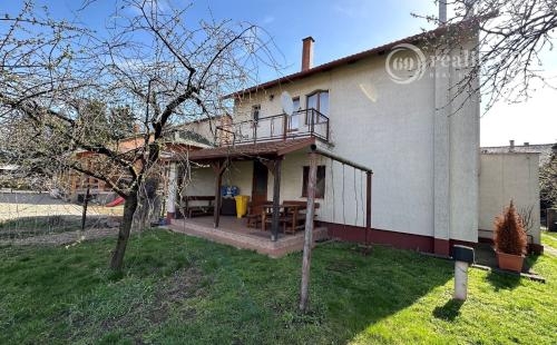 MAĎARSKO - ENCS 5 IZBOVÝ POSCHODOVÝ DOM SO ZÁHRADOU