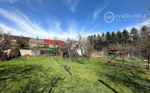 MAĎARSKO - ENCS 5 IZBOVÝ POSCHODOVÝ DOM SO ZÁHRADOU