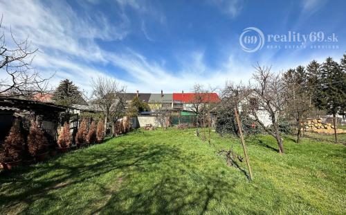 MAĎARSKO - ENCS 5 IZBOVÝ POSCHODOVÝ DOM SO ZÁHRADOU