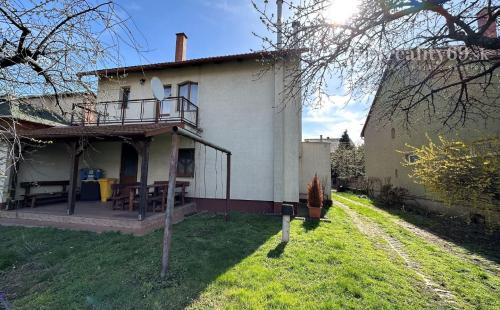 MAĎARSKO - ENCS 5 IZBOVÝ POSCHODOVÝ DOM SO ZÁHRADOU