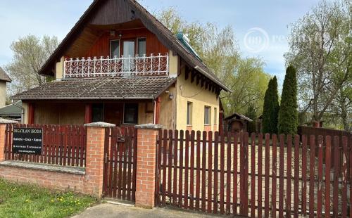 MAĎARSKO - TISZACSEGE - POSCHODOVÁ 3 IZBOVÁ CHATA, TERASA PRI TERMÁLNOM KÚPALISKU.