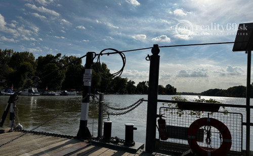 MAĎARSKO - TISZACSEGE - POSCHODOVÁ 3 IZBOVÁ CHATA, TERASA PRI TERMÁLNOM KÚPALISKU.