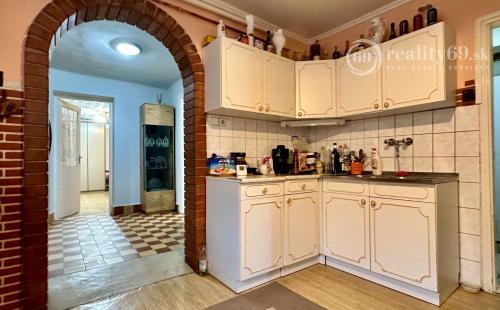 MAĎARSKO - GÖNC PEKNÝ 2 IZBOVÝ RODINNÝ DOM, DVOJGARÁŽ.