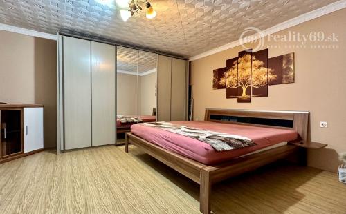 MAĎARSKO - GÖNC PEKNÝ 2 IZBOVÝ RODINNÝ DOM, DVOJGARÁŽ.