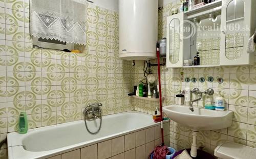 MAĎARSKO - GÖNC PEKNÝ 2 IZBOVÝ RODINNÝ DOM, DVOJGARÁŽ.