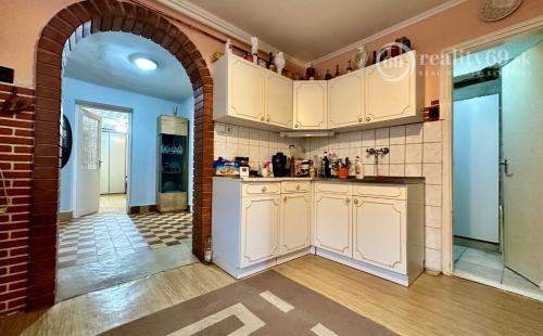 MAĎARSKO - GÖNC PEKNÝ 2 IZBOVÝ RODINNÝ DOM, DVOJGARÁŽ.