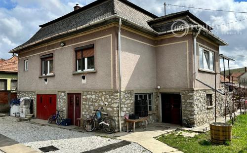 MAĎARSKO - SZENDRO 3 IZBOVÝ RD S OBCHODNÝM PRISTOROM LEN 70KM OD KOŠÍC.