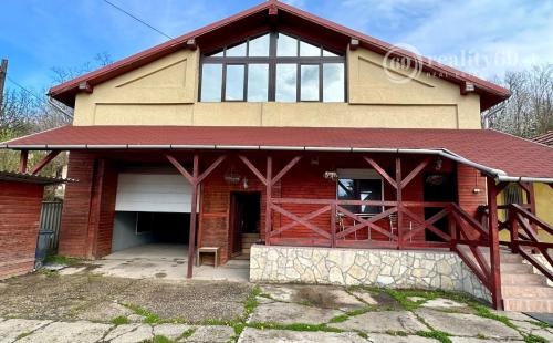 MAĎARSKO - MUCSONY 6 IZBOVÝ POSCHODOVÝ RD S DVOMA BYTOVÝMI JEDNOTKAMI.