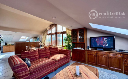 MAĎARSKO - MUCSONY 6 IZBOVÝ POSCHODOVÝ RD S DVOMA BYTOVÝMI JEDNOTKAMI.