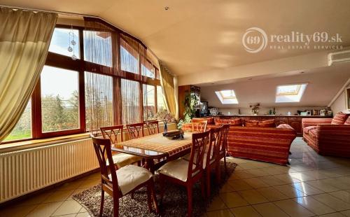 MAĎARSKO - MUCSONY 6 IZBOVÝ POSCHODOVÝ RD S DVOMA BYTOVÝMI JEDNOTKAMI.