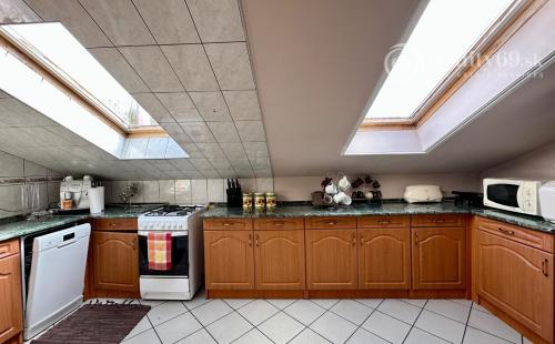 MAĎARSKO - MUCSONY 6 IZBOVÝ POSCHODOVÝ RD S DVOMA BYTOVÝMI JEDNOTKAMI.