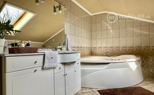 MAĎARSKO - MUCSONY 6 IZBOVÝ POSCHODOVÝ RD S DVOMA BYTOVÝMI JEDNOTKAMI.