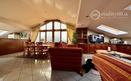 MAĎARSKO - MUCSONY 6 IZBOVÝ POSCHODOVÝ RD S DVOMA BYTOVÝMI JEDNOTKAMI.