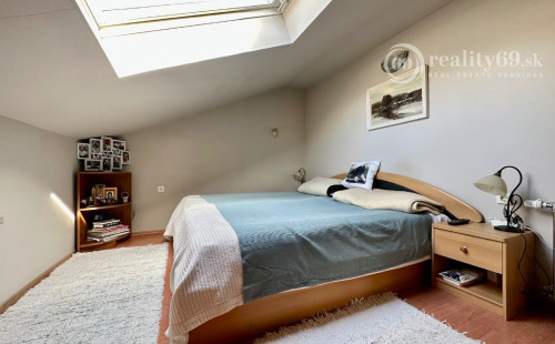 MAĎARSKO - MUCSONY 6 IZBOVÝ POSCHODOVÝ RD S DVOMA BYTOVÝMI JEDNOTKAMI.