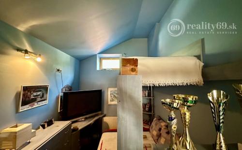 MAĎARSKO - MUCSONY 6 IZBOVÝ POSCHODOVÝ RD S DVOMA BYTOVÝMI JEDNOTKAMI.