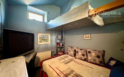 MAĎARSKO - MUCSONY 6 IZBOVÝ POSCHODOVÝ RD S DVOMA BYTOVÝMI JEDNOTKAMI.