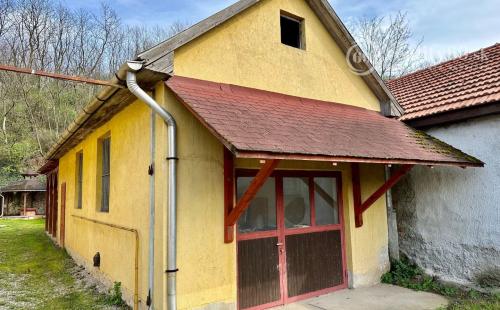 MAĎARSKO - MUCSONY 6 IZBOVÝ POSCHODOVÝ RD S DVOMA BYTOVÝMI JEDNOTKAMI.