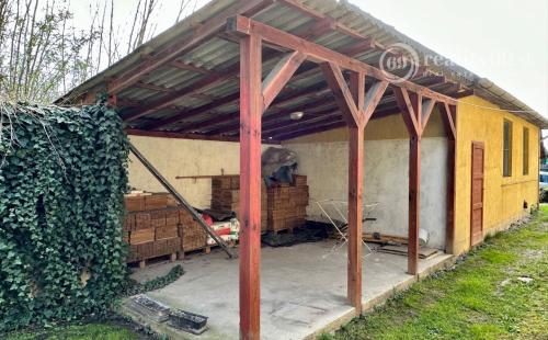 MAĎARSKO - MUCSONY 6 IZBOVÝ POSCHODOVÝ RD S DVOMA BYTOVÝMI JEDNOTKAMI.