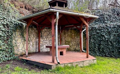 MAĎARSKO - MUCSONY 6 IZBOVÝ POSCHODOVÝ RD S DVOMA BYTOVÝMI JEDNOTKAMI.