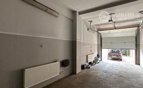 MAĎARSKO - MUCSONY 6 IZBOVÝ POSCHODOVÝ RD S DVOMA BYTOVÝMI JEDNOTKAMI.