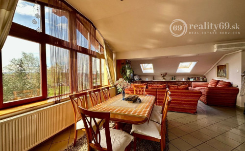 MAĎARSKO - MUCSONY 6 IZBOVÝ POSCHODOVÝ RD S DVOMA BYTOVÝMI JEDNOTKAMI.