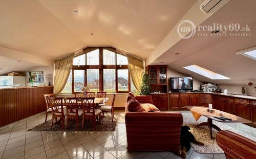 MAĎARSKO - MUCSONY 6 IZBOVÝ POSCHODOVÝ RD S DVOMA BYTOVÝMI JEDNOTKAMI.