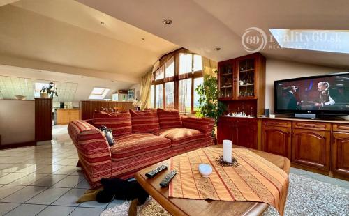 MAĎARSKO - MUCSONY 6 IZBOVÝ POSCHODOVÝ RD S DVOMA BYTOVÝMI JEDNOTKAMI.