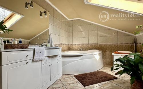 MAĎARSKO - MUCSONY 6 IZBOVÝ POSCHODOVÝ RD S DVOMA BYTOVÝMI JEDNOTKAMI.