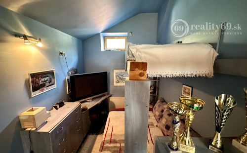 MAĎARSKO - MUCSONY 6 IZBOVÝ POSCHODOVÝ RD S DVOMA BYTOVÝMI JEDNOTKAMI.