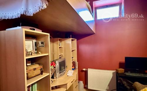 MAĎARSKO - MUCSONY 6 IZBOVÝ POSCHODOVÝ RD S DVOMA BYTOVÝMI JEDNOTKAMI.