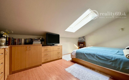 MAĎARSKO - MUCSONY 6 IZBOVÝ POSCHODOVÝ RD S DVOMA BYTOVÝMI JEDNOTKAMI.