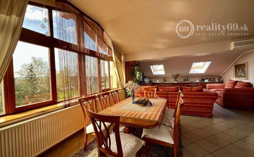 MAĎARSKO - MUCSONY 6 IZBOVÝ POSCHODOVÝ RD S DVOMA BYTOVÝMI JEDNOTKAMI.