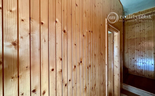 MAĎARSKO - MUCSONY 6 IZBOVÝ POSCHODOVÝ RD S DVOMA BYTOVÝMI JEDNOTKAMI.